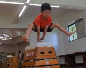 とび箱で遊んでいる子ども