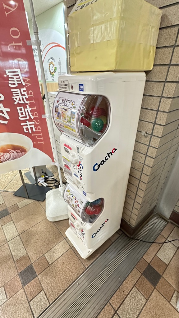 あさぴーカプセルトイ市役所庁舎設置場所の写真2
