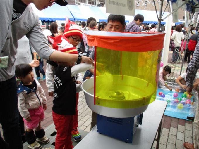 市緑化業協会による綿菓子の作成体験の画像