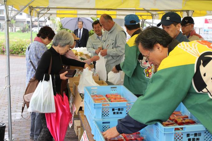 写真：農産物・特産品の展示即売