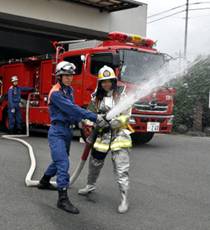 消防士が放水している写真