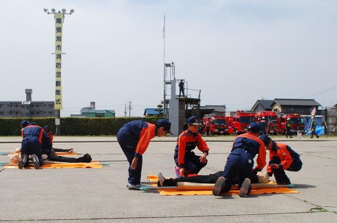 少年少女消防団が訓練披露をしている画像