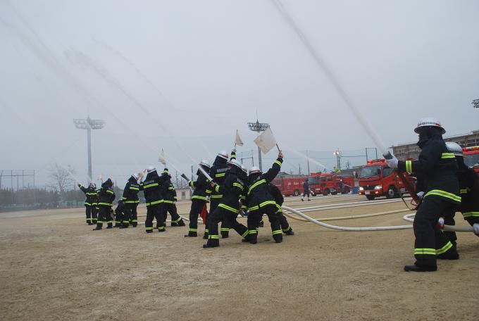 一斉放水をしている画像