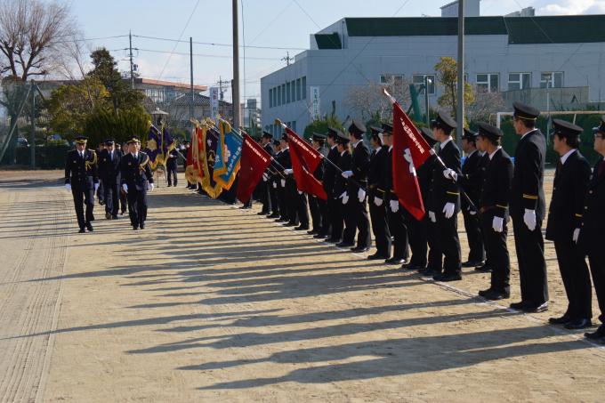 消防職員が視閲を受けている画像