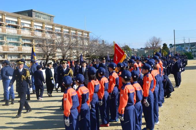 少年少女消防団が視閲を受けている画像