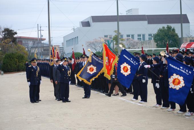 婦人消防クラブが視閲を受け、敬礼をしている画像