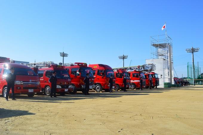 消防車が整列している画像