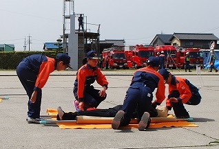 観閲式での訓練披露の画像