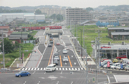 軌道敷と車道との立体交差の画像