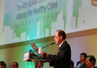 写真：谷口市長による本市の健康都市づくりについての発表の様子