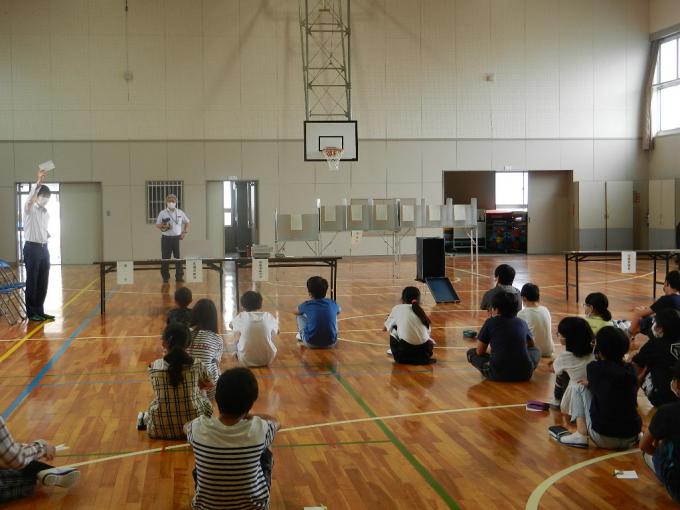 投票所の説明を聞いています。（白鳳小学校）の画像