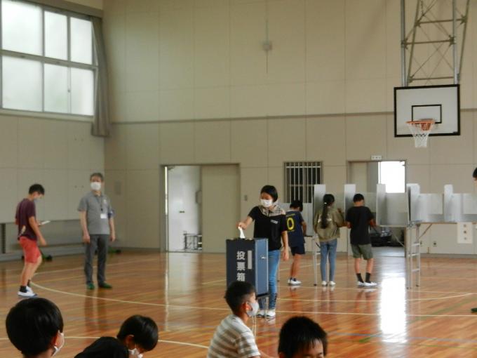 投票箱に投票しています。（白鳳小学校）の画像