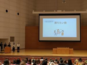 学生による発表の様子2