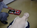AEDの電源を入れている救急隊員