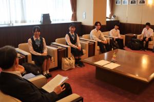 市長に全国大会への抱負を語る旭野高校生